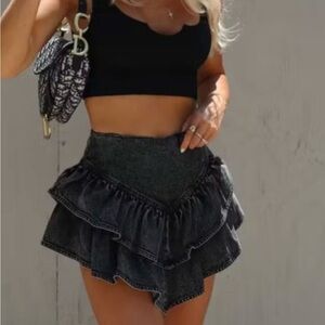 NWT RUFFLE HEM DENIM SKORT - BLACK ACID WASH - VICI